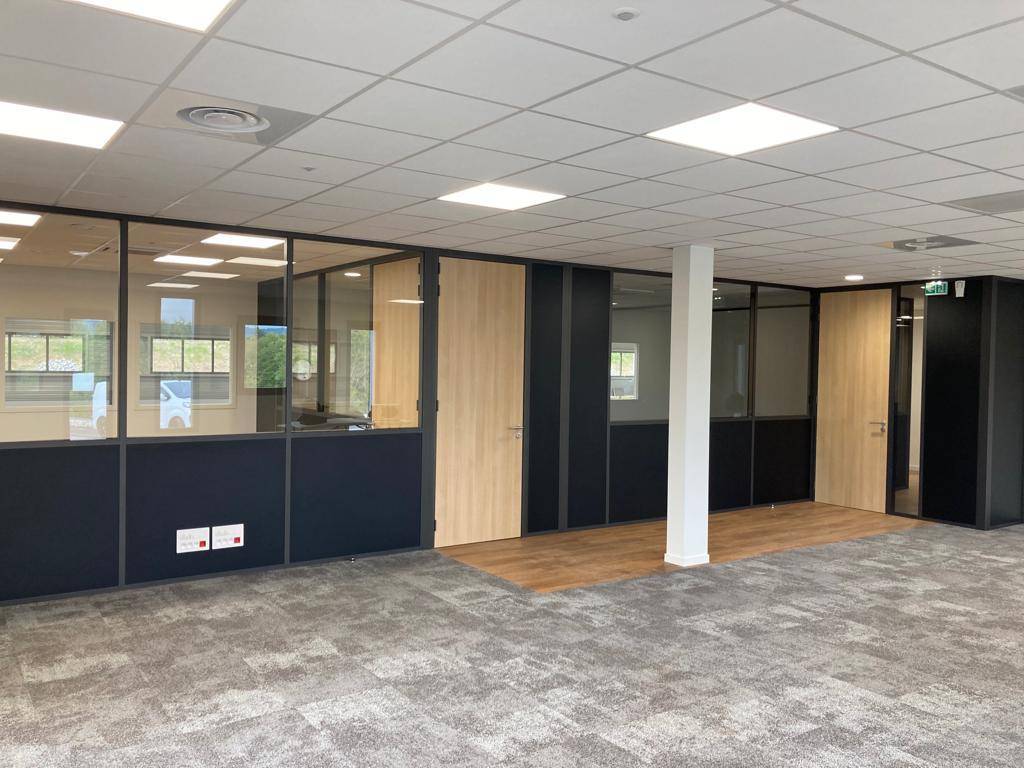 Installation de cloisons sur allège mi vitrées mi pleines pour un espace de bureaux d'entreprise à Lyon