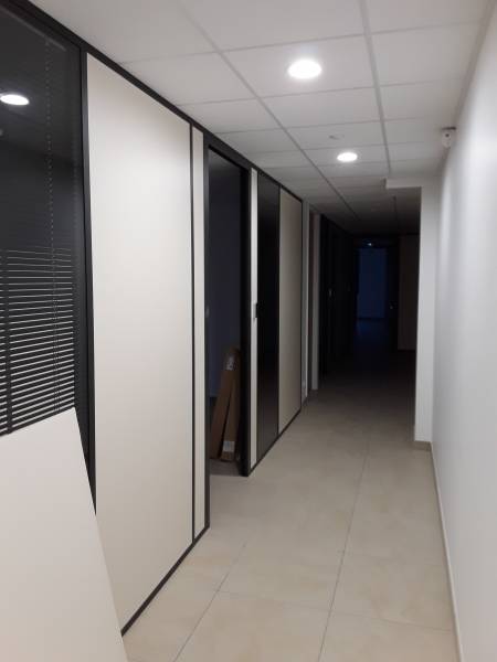 Aménagement de bureaux avec cloison toute hauteur dans l'Isère