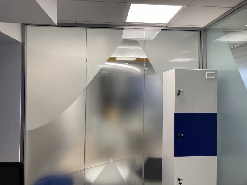 Cloisons amovibles vitrées toute hauteur dans un LCL