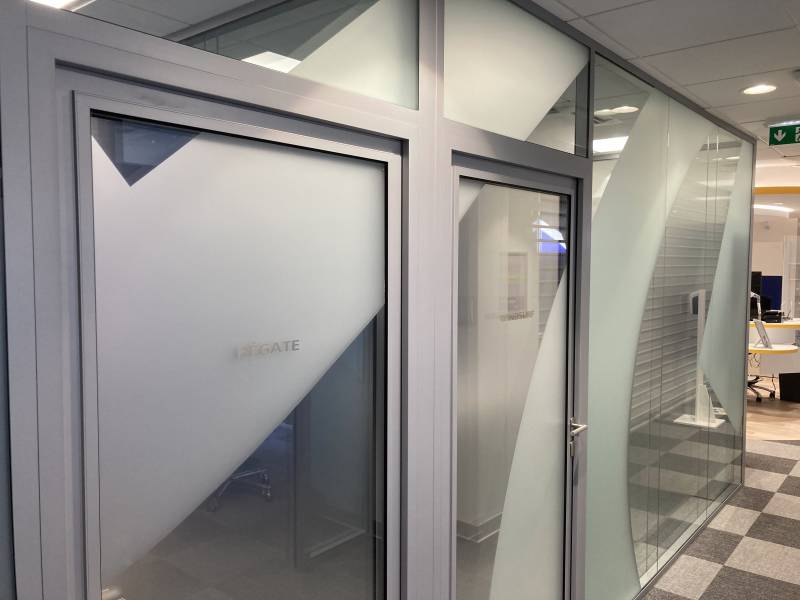 Cloisons amovibles vitrées toute hauteur dans un LCL