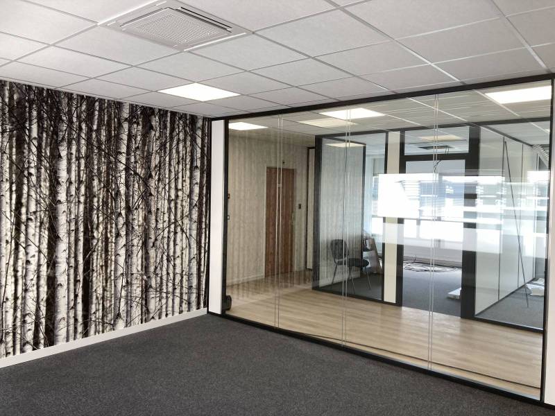 Agencement complet d'un bureau en cloison vitrée toute hauteur , faux plafond et sol PVC à Lyon