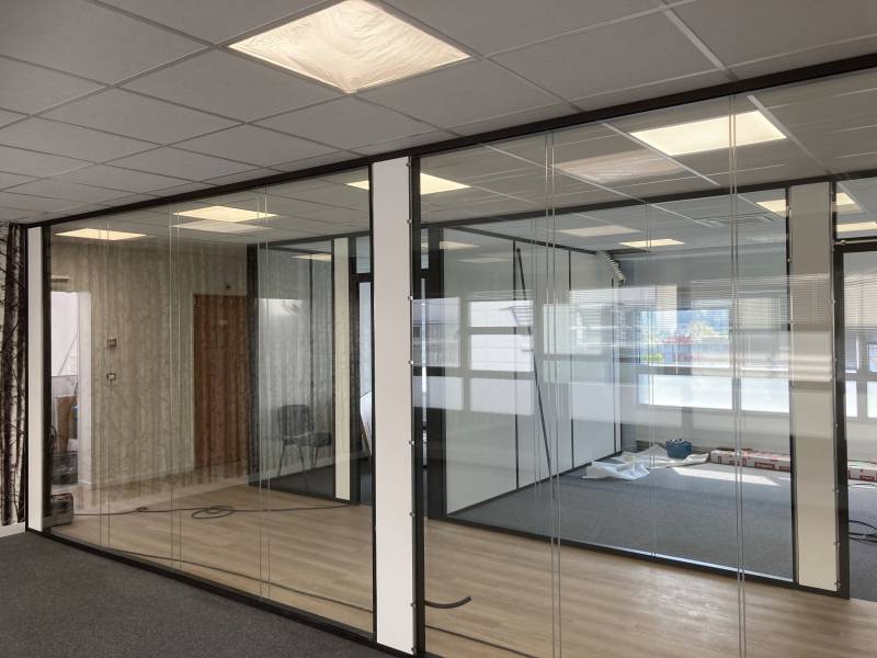 Cloisons amovibles vitrées bord à bord pour un bureau professionnel à Lyon