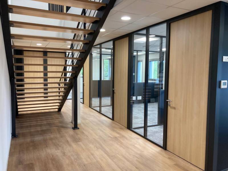 Aménagement de bureaux avec cloison amovible vitrée toute hauteur et portes à Lyon